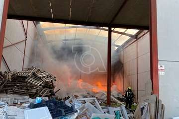 Incendio en una nave industrial de El Goro (Telde) donde se acumulan palets/TA.